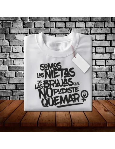 Camiseta Día de la Mujer con diseño feminista y mensaje de empoderamiento.