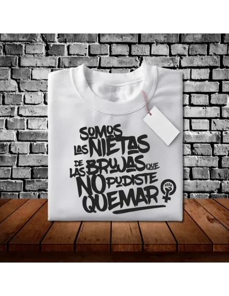 Camiseta Día de la Mujer con diseño feminista y mensaje de empoderamiento.