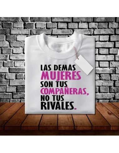 Camiseta Día de la Mujer con diseño feminista y mensaje de empoderamiento.