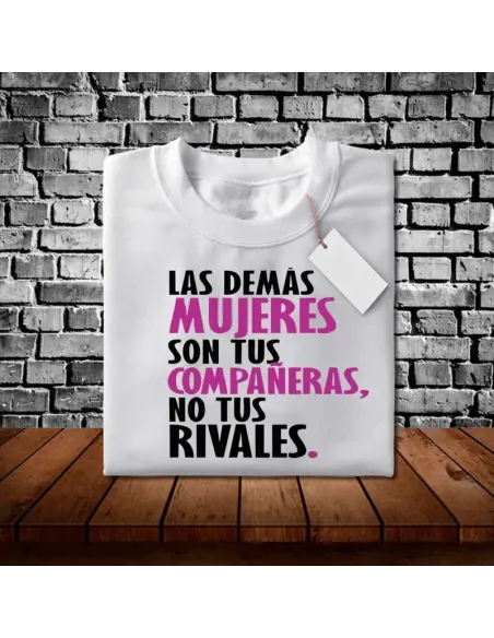 Camiseta Día de la Mujer con diseño feminista y mensaje de empoderamiento.