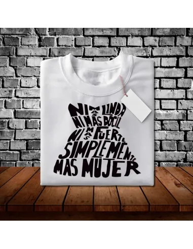 Camiseta Día de la Mujer con diseño feminista y mensaje de empoderamiento.