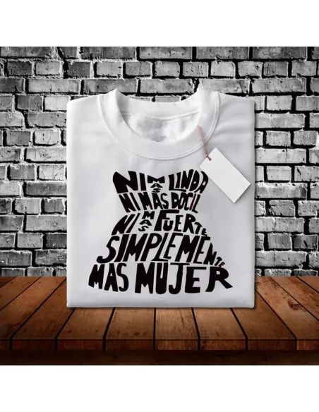 Camiseta Día de la Mujer con diseño feminista y mensaje de empoderamiento.