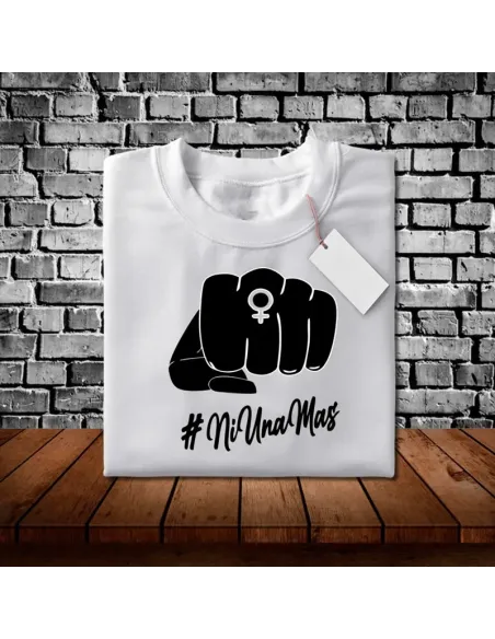 Camiseta Día de la Mujer con diseño feminista y mensaje de empoderamiento.