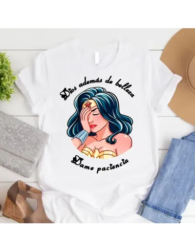 Camiseta Mujer Maravilla con frases divertidas, perfecta para mujeres empoderadas.