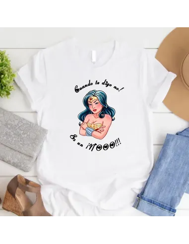 Camiseta Mujer Maravilla con frases divertidas, perfecta para mujeres empoderadas.