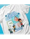 Un cumpleaños especial con su edad en la camiseta