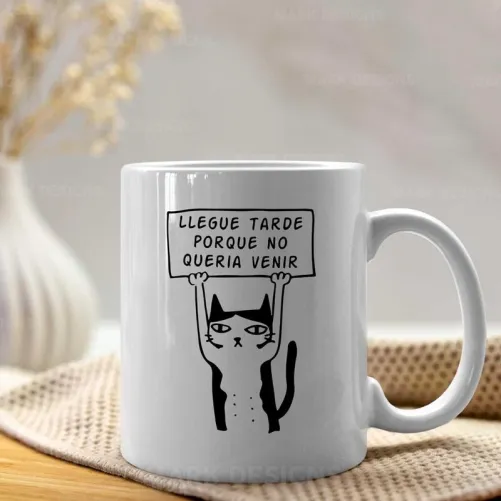 Taza divertida para amantes de los gatos y su humor único.
