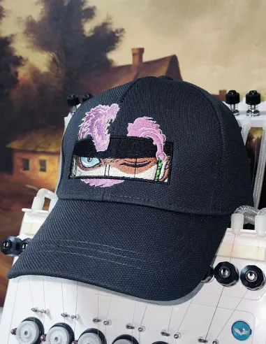 Ojo de Zoro bordado en gorra negra