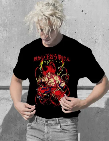 Modelo luciendo la Camiseta Goku Kaio Dragon Ball