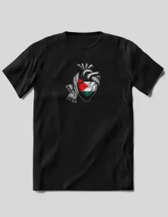 Camiseta Free Palestine con diseño de corazón palestino en el pecho 2