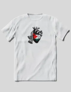 Camiseta Free Palestine con diseño de corazón palestino en el pecho 2