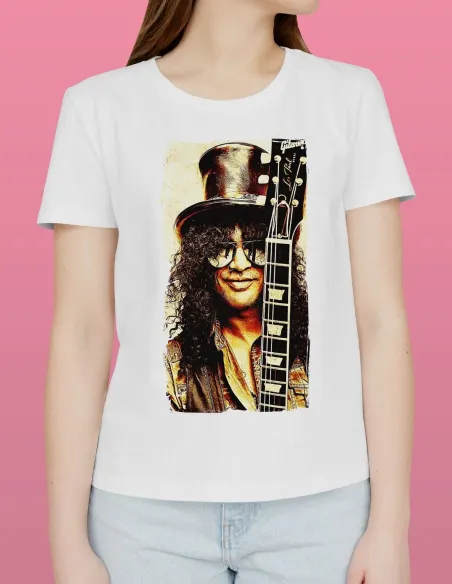 Detalle diseño Slash en camiseta blanca