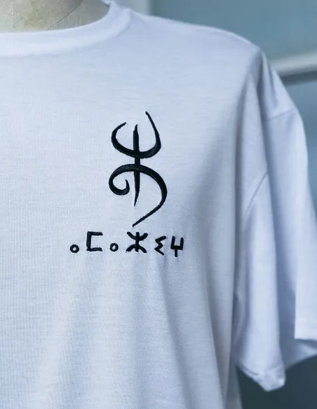 Camiseta Soy Amazigh con logo YAZ bordado (frontal)