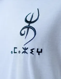 Camiseta Soy Amazigh con logo YAZ bordado (frontal)
