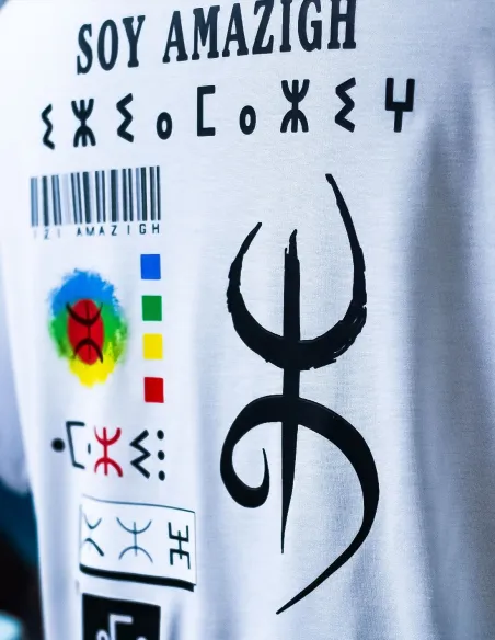 Camiseta Soy Amazigh mostrando collage amazigh DTF (espalda)